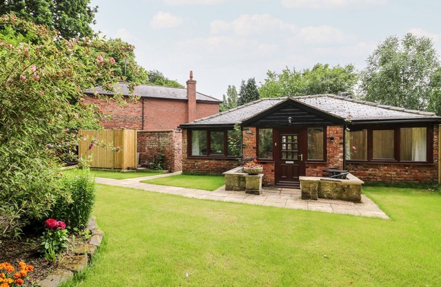 CLAIRE COTTAGE, pet friendly in Hambleton, North Yorkshire