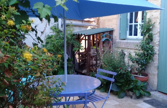 Claire s' house in medieval village couze near river Dordogne with your pets