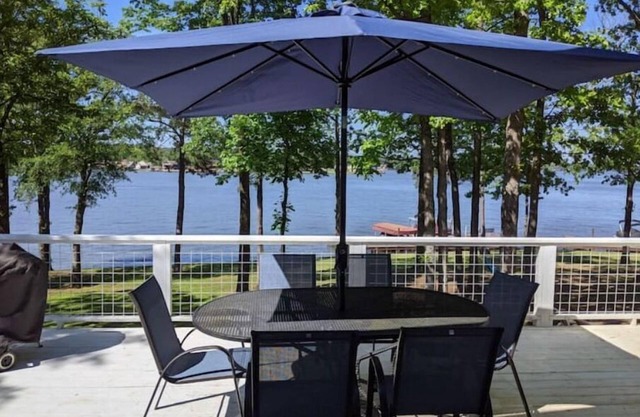 Clancy's Canoe: Lakefront Cypress Springs Cabin, Boat Slip, Kayak, Deck & More