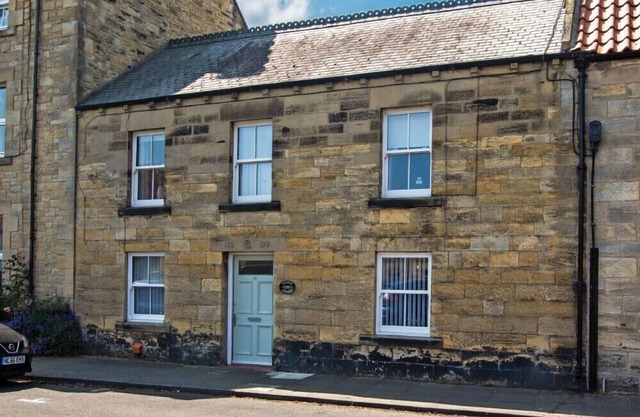 CLARA'S COTTAGE, family friendly in Warkworth