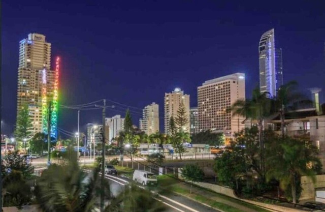 Class and Sophistication in surfers. Walk to beach, Cavil Ave, and the tram!