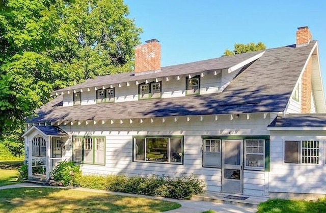 Classic 1920 cottage on huge lot with boat dock, fire pit patio, beautiful views