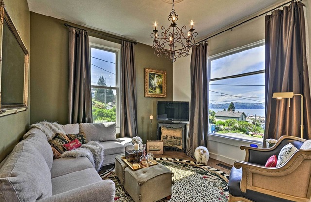 Classic Hillside Astoria Home w/Gorge Views!