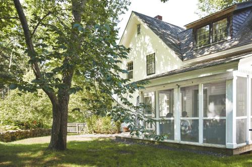 Classic MidCoast Maine Farmhouse near the Water