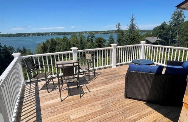 Classic Orr’s Island, Maine Cottage, sleeps 4, 1 Bath, Stunning ocean views. New Listing !