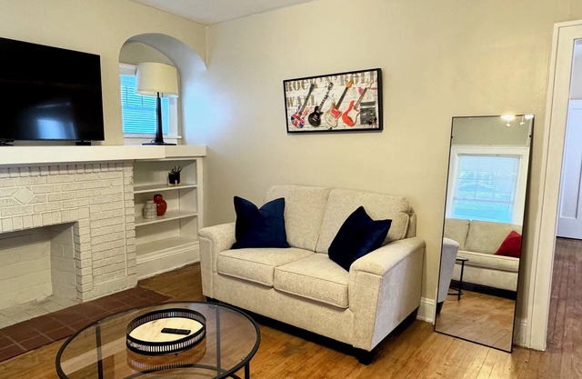 CLE Rock-n-Roll Apartment-CLE Clinic Long Term Stays Welcomed