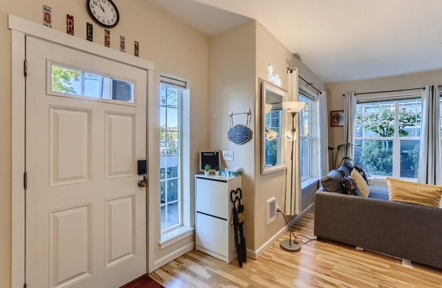 Clean and comfortable condo near Nike, Intel and train station.