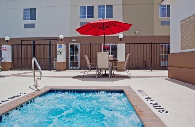 Clean and Comfy Unit, Kitchen, Pool, Fitness Center