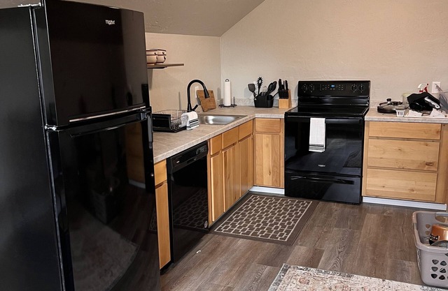 Clean and Cozy; convenient to local wedding venues and Flathead Lake.