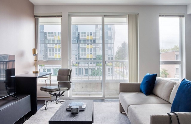 Clean Bellevue 1BR w/Lounge, Rooftop & Gym, nr Shops, by Blueground