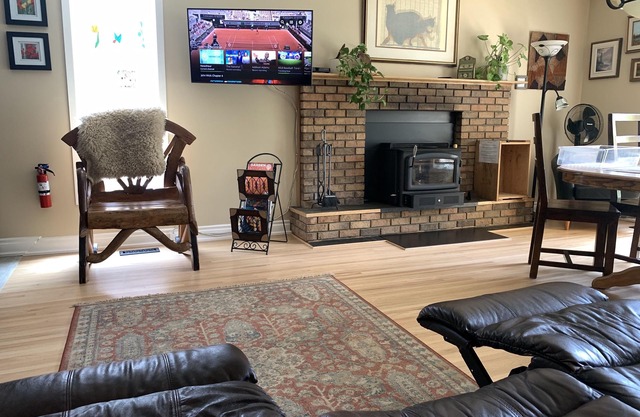 Clean comfortable private spacious & near university hospital downtown Bow River