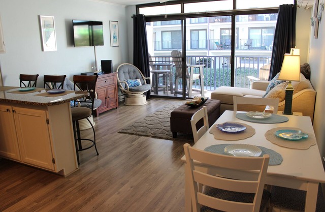 Clean & Cozy Condo on 36th St. Steps to Beach, Convention Center, Dining & More!