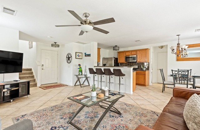 Clean-cozy-cool-south-Austin3/2.5 home15 min from DT next to large shopping area