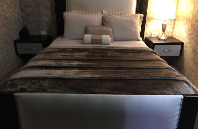 CLEAN, ELEGANTLY COZY, QUIET & CLOSE TO THE AIRPORT