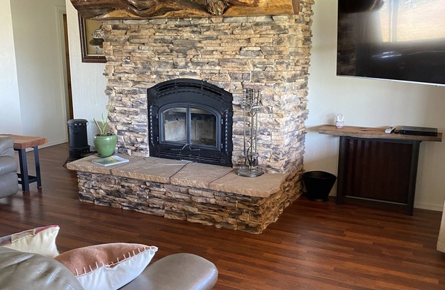 Clean home with a view, hunt Unit 23 in comfort!