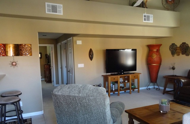 CLEAN & QUIET LUXURY CONDO FOR THOSE WANTING TO ESCAPE FROM WINTER, FREE WIFI