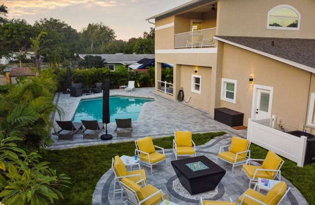 Clearwater Villa 6 BR, Heated Pool, Mini Golf, 4K Projector Lounge Theatre