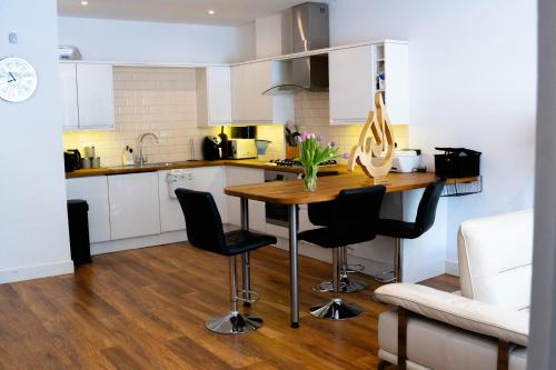 Cleave House - Stylish & Chic 3 Bed House mins from Central London