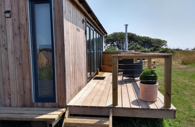 Cleeves Cabins Ailsa Luxury Lodge with hot tub