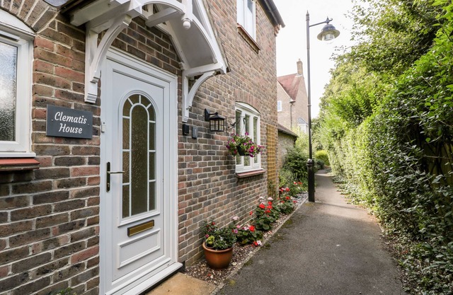 CLEMATIS HOUSE, family friendly, with a garden in Dorchester