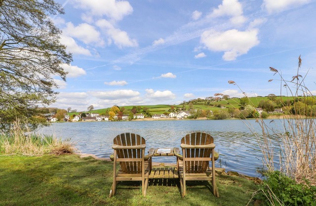 CLERK BECK COTTAGE, pet friendly, with a garden in Ulverston