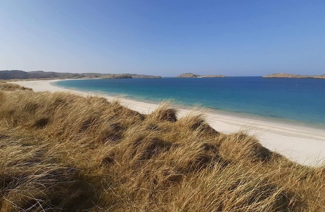CLIFF COTTAGE, 3 bedroom hebridean accommodation by Uig's Cliff Beach!