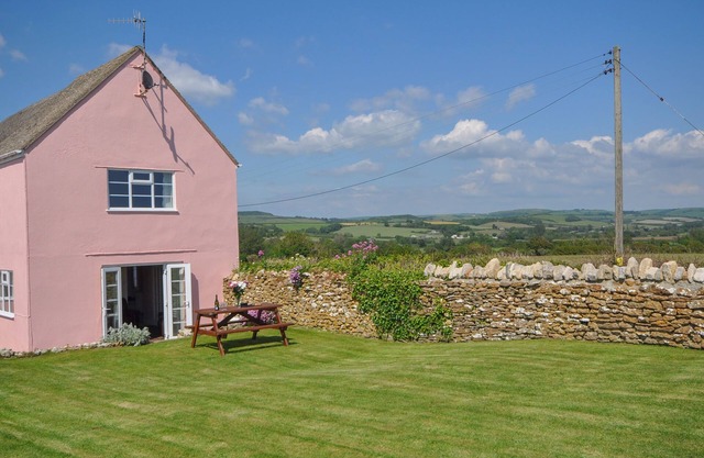 CLIFF FARM NO. 2 COTTAGE, pet friendly in Burton Bradstock