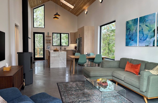 Cliffside Hideaway: Luxurious, Peaceful, with Gorgeous views Over the Ocean