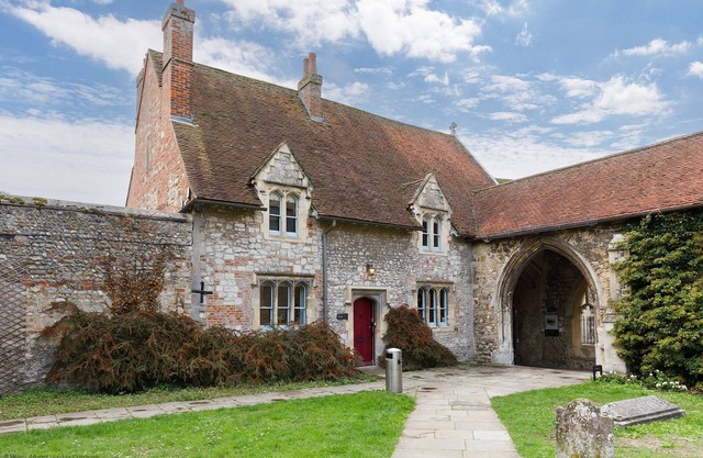 Cloisters Cottage - a cottage that sleeps 6 guests in 3 bedrooms