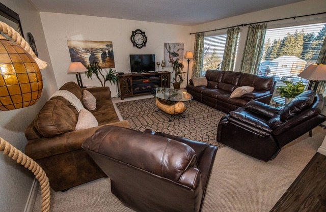 Close To All Amenities. Professionally Decorated And Cleaned. Quiet.