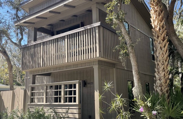 Close to Beaches, quiet and private new guest house - full kitchen, deck & patio