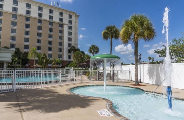 Close to Best Attractions in Town! Convenient Room, Onsite Parking, Pool!