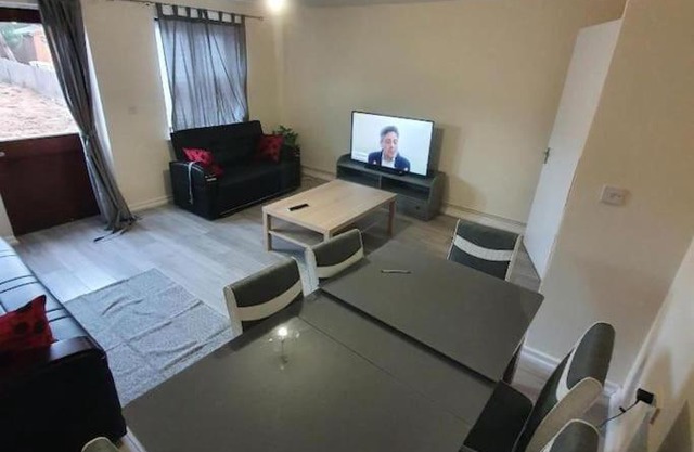 Close To Central London - 4 Bedroom House, 8 beds, Sleepps 14, Free parking