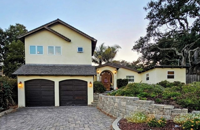 Close to Laguna Seca Raceway, beach, airport, aquarium and golf courses