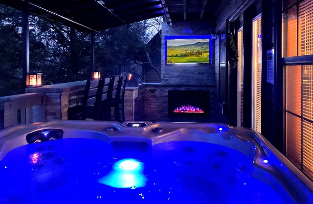 Close to Pigeon Forge- walking distance to outdoor pool-Outdoor kitchen and tv area and much more