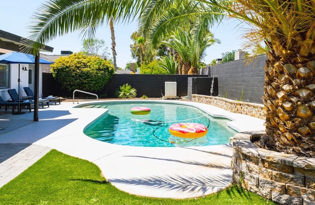 Close to TPC, Mayo Clinic, Kierland - HEATED Pool, Master Suite, Games