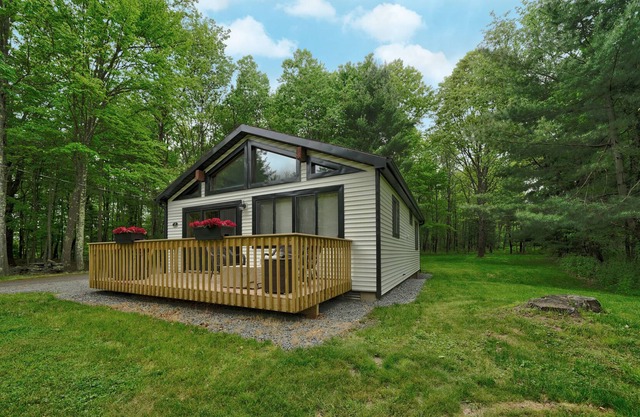 CLOSE TO WALLENPAUPACK! 2 bedroom, 1 bath cottage