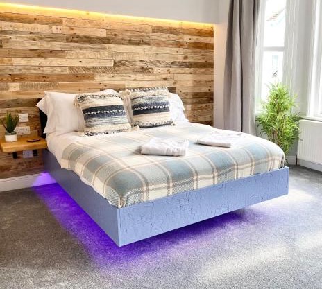 Cloud9 Guest House - by Coastline Retreats - Newly Renovated, Beautiful Ensuite Rooms Near Seafront in Town Centre, Netflix, SuperFast WiFi, Communal Kitchen