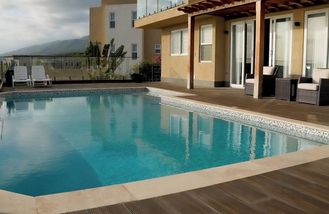 Club 37 @ Whitehouse Beach Club, 3bedroom WIFI, Pool and other modern amenities