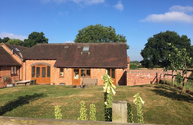 Coach House at Oaks Barn Farm Alcester with optional hire Salt water hot tub