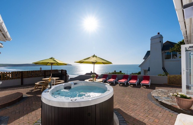 Coast View - holiday home with hot tub & sea view