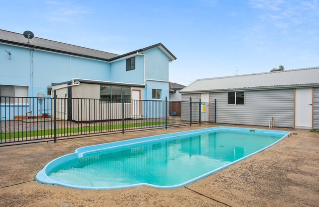 Coastal Blue is a large 5 bedroom holiday home on the NSW South Coast located in Windang.
