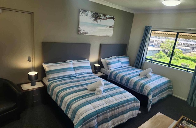 Coastal Breeze Studio- Steps Away from City, Stadium & Ferry