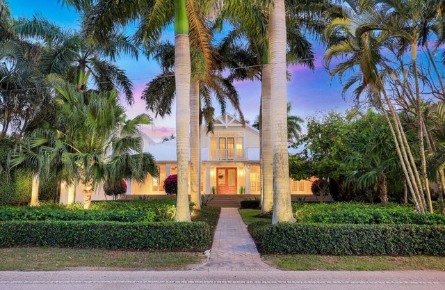 Coastal Chalet in Olde Naples! Steps to the beach!