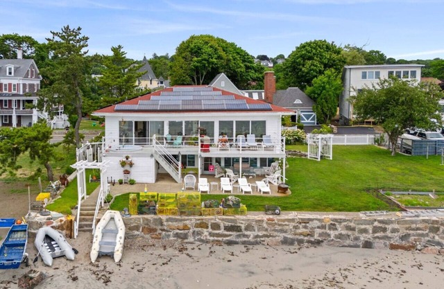 Coastal Charm: Lobster Châto