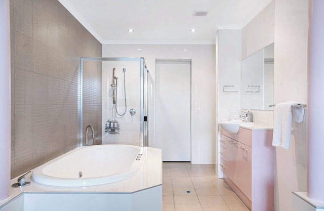 Coastal Charm – Modern Coastal Apartment with Ocean Views