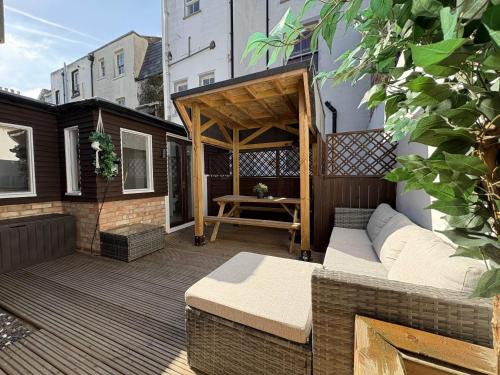 Coastal Comfort Seaside Cabin with Spacious Garden