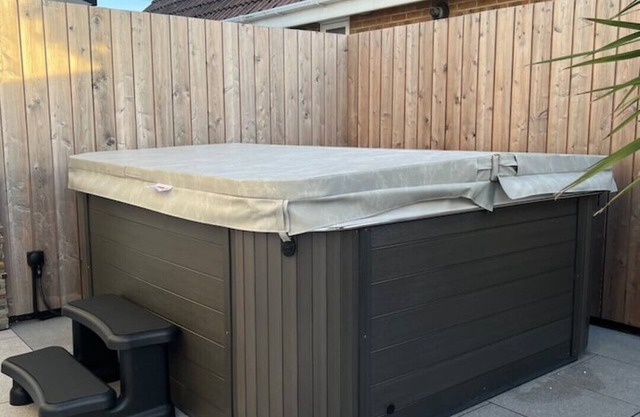 Coastal Courtyard with hot tub, Greatstone