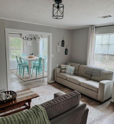 Coastal Farmhouse - Pet Friendly and Quiet Location