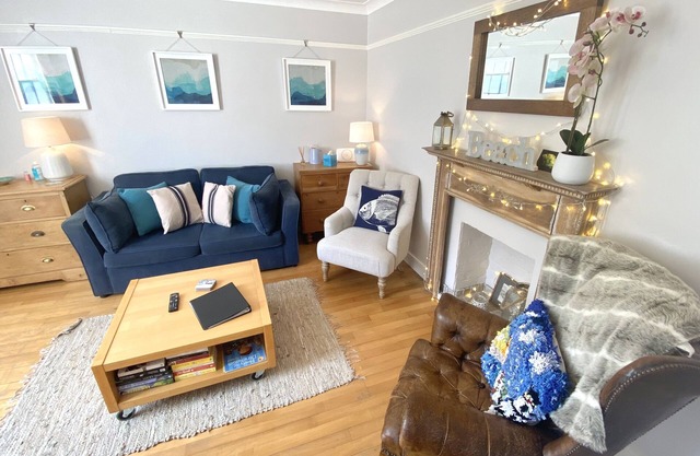 Coastal garden flat with parking. Pet friendly! Only 2 minutes from the beach!